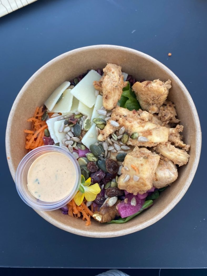 Bowl poulet et œuf devant les fleurs